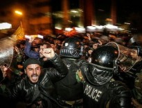 کنسولگری عربستان در مشهد به آتش کشیده شد