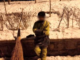 رفتگری کودک ۱۱ ساله در شب برفی تهران!