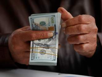 بزرگترین بحران مالی عراق با محدود شدن «حراج دلار»