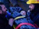 (تصاویر) نجات کودکان دوقلو که ۴۰ ساعت زیر آوار زلزله بودند