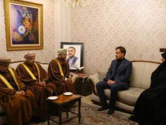 وزیر خارجه عمان در منزل شهید حسین امیرعبدالهیان حضور یافت